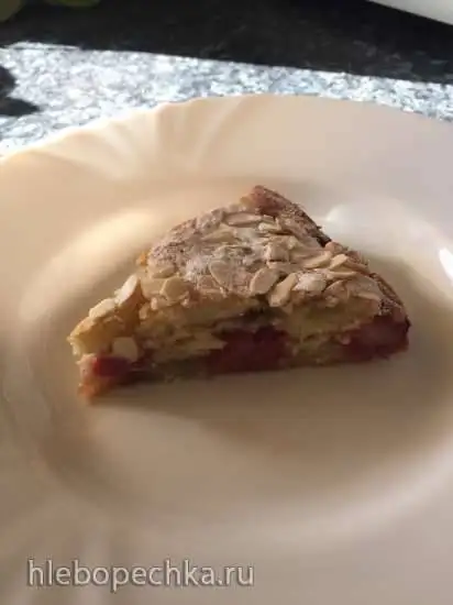 Малиновый пирог из свежей малины с лепестками миндаля (очень простой)
