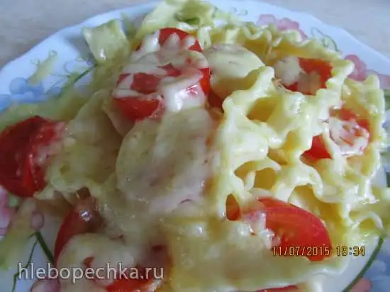 Макароны с помидорами и сыром