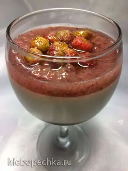 Панакотта с кокосовым молоком и лесной клубникой