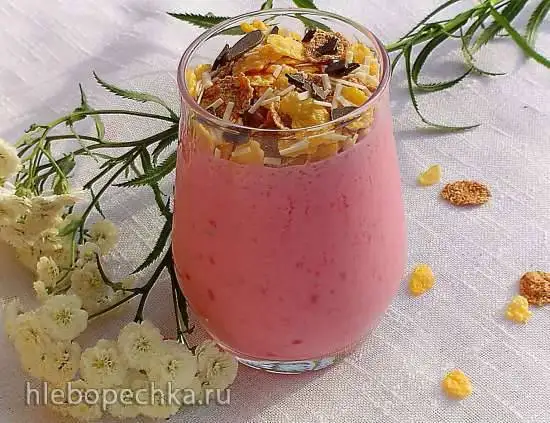 Клубнично-ежевичный коктейль на основе йогурта