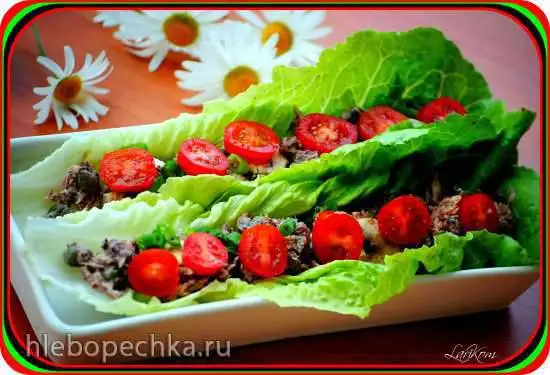 Роллы из тунца и свежих шампиньонов с каперсами в листьях салата ромейн