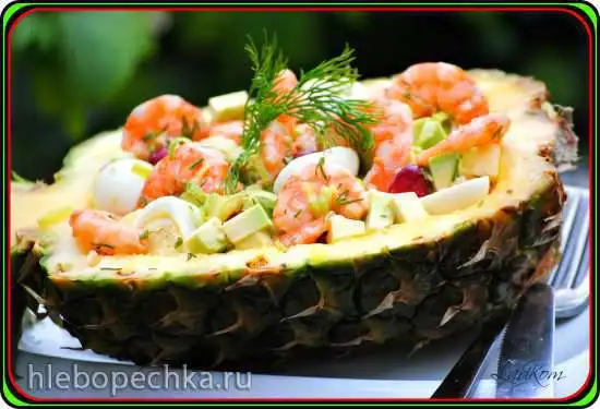 Салат из копчёных креветок в ананасе