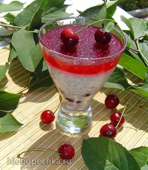 Вишнево-кефирный десерт с шоколадом и орехами