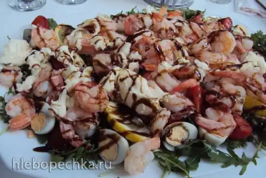 Тёплый салат с руколой, моцареллой, перепелиными яйцами и королевскими креветками