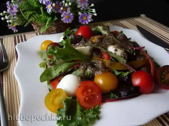 Овощной салат с ореховым соусом