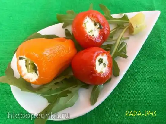Острые перчики, маринованные и фаршированные мягким сыром