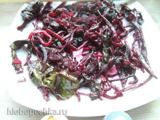 Салат из жаренной свеклы с листьями, по корейски