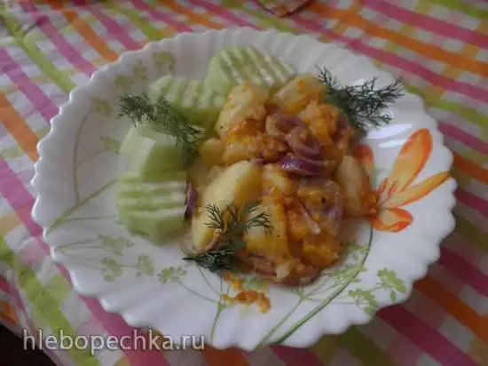 Картофель тушеный под соусом из красного лука и тыквы