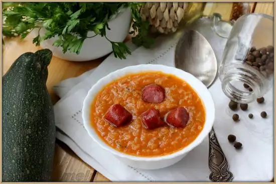 Чечевичная похлебка с кабачком и колбасками