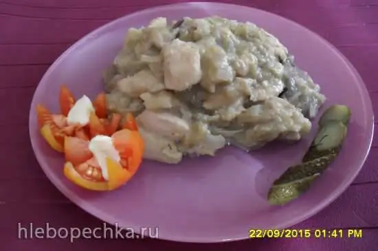 Куриная грудка с баклажанами и грибами, томлёная в сливках
