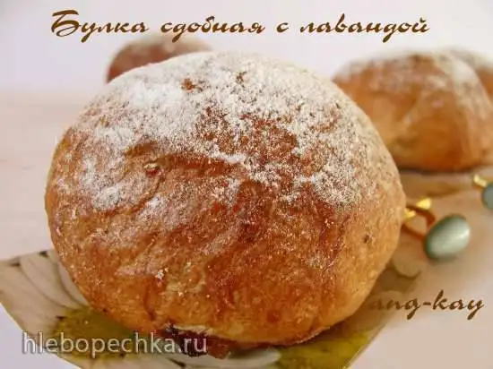 Булка сдобная с лавандой