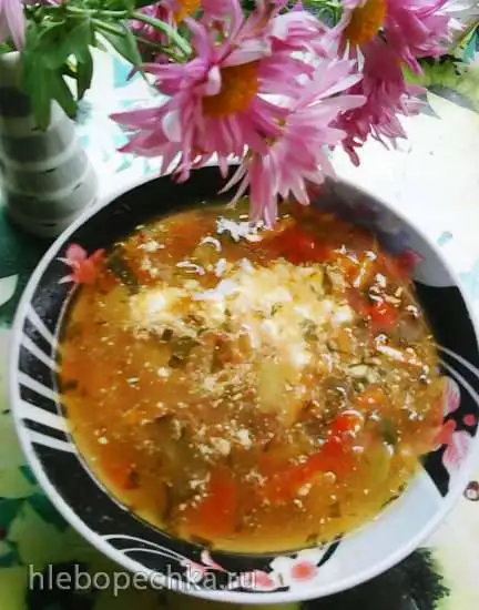 Суп с фасолью, беконом и солёным огурцом