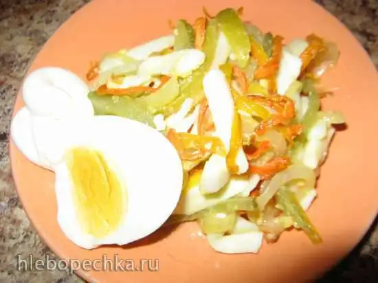 Тёплый салат с кальмаром