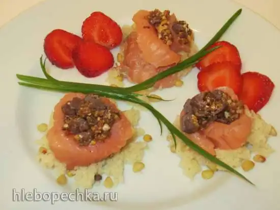 Закуска из форели и грильяжа в хлебных крошках
