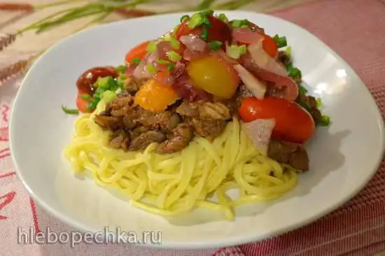 Паста с мясом, печенкой, свежими помидорами черри и маринованным красным луком