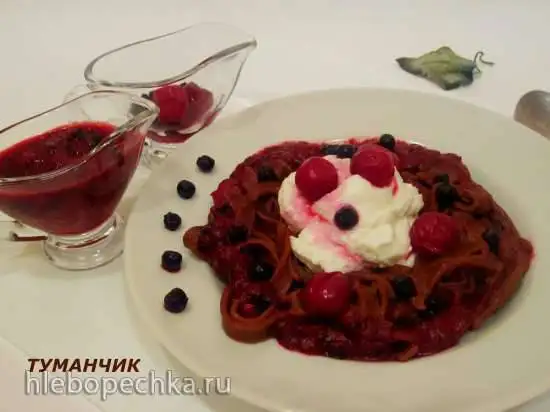 Шоколадная лапша с ягодным соусом