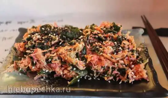 Морковный салат с морской капустой и соусом тахини