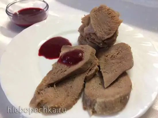 Соленый говяжий язык под клюквенным соусом