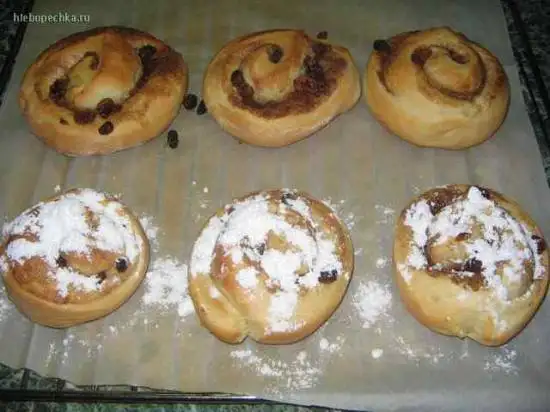 Плюшки на пахте с корицей, изюмом и орехами