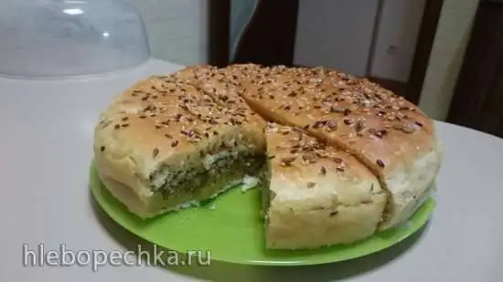 Быстрый дрожжевой пирог с сайрой и рисом