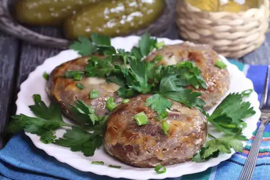 Биточки под сметаной (или маскируем мясо)