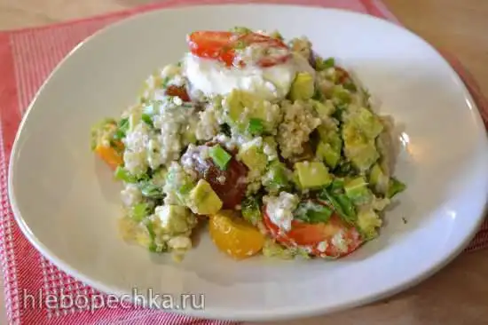 Салат из киноа, авокадо и  томатов черри
