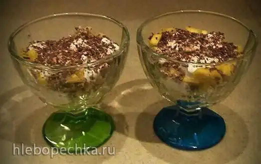 Десерт из пломбира с манго, миндалем и шоколадной крошкой