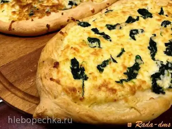Сырный открытый пирог со шпинатом по-аджарски
