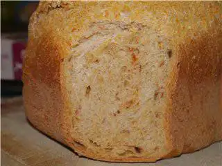 Хлеб с помидорами и сыром  (хлебопечка)