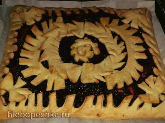 Пирог с брусникой (вариант с яблоком и корицей) на слоёно-дрожжевом тесте, выпекаемый в духовке