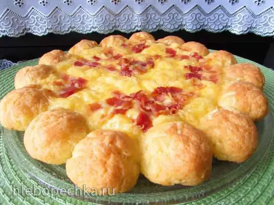 Пирог из заварного сырного теста с сыром и беконом