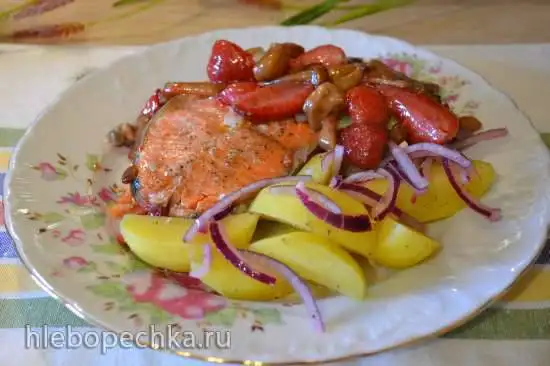 Красная рыба с картофелем на пару и гарниром из опят со свежей клубникой