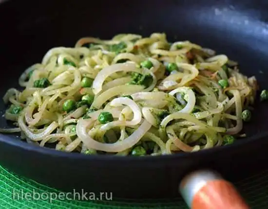 Спагетти из картофеля с зеленым горошком и соусом песто
