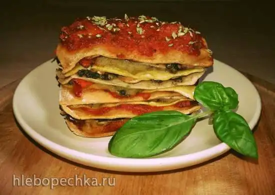 Лазанья из цельнозерновой муки с соусами из томатов, сельдерея и базилика в духовке