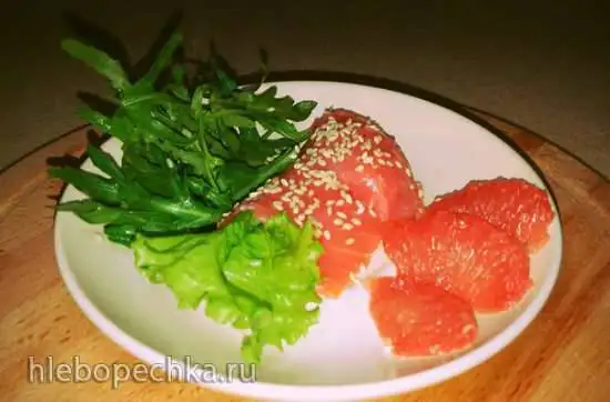 Форель малосольная с грейпфрутом, рукколой, салатными листьями и кунжутом