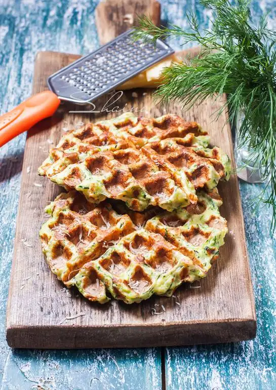 Вафли с цуккини и пармезаном