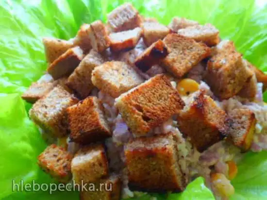 Салат из печени трески с гренками и ашкелонским луком