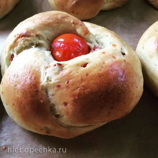 Сырные булочки с вялеными помидорами
