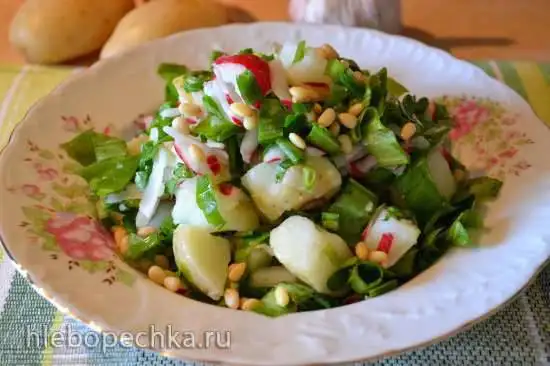 Салат из свежей черемши с картофелем и редисом