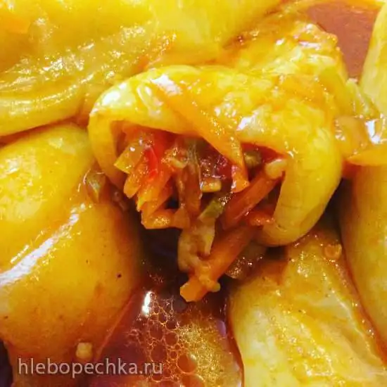 Перец фаршированный овощами в томате
