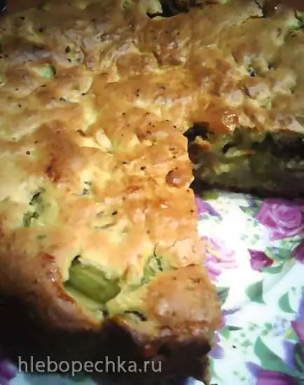 Пирог с ревенём и орехами