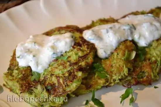 Кабачковые оладьи на льняных отрубях и пастой из чесночных стрелок
