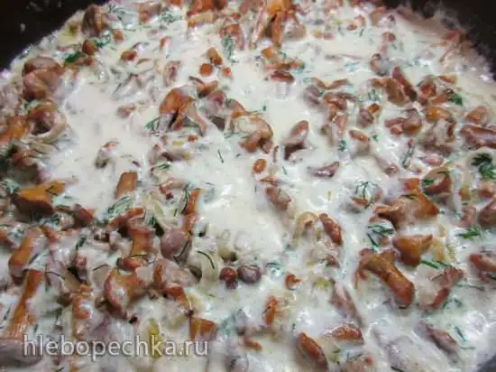 Лисички в сливочном соусе