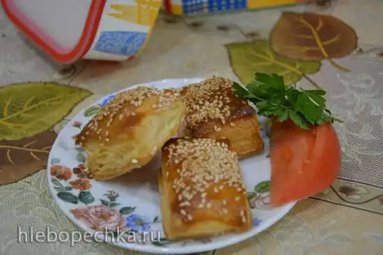 Слойки-малыши с плавленным сыром и кунжутиком
