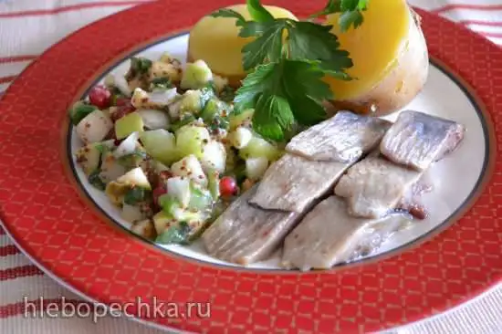 Гарнир к селедке, с замороженными огурцом и зеленым луком