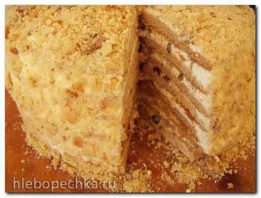 Медовый торт с грецкими орехами, изюмом и лимоном