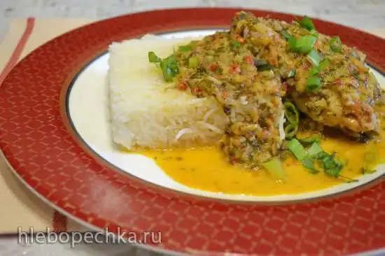 Куриные бедра, с соусом из овощной крошки под кокосовым молоком
