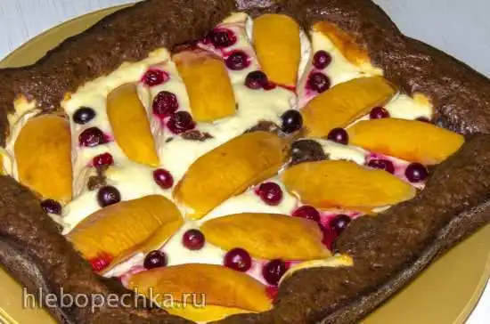 Ватрушка шоколадно-творожная с фруктами