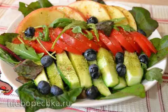 Овощной салат с персиками и ароматной солью