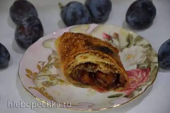 Штрудель со сливой и грецким орехом